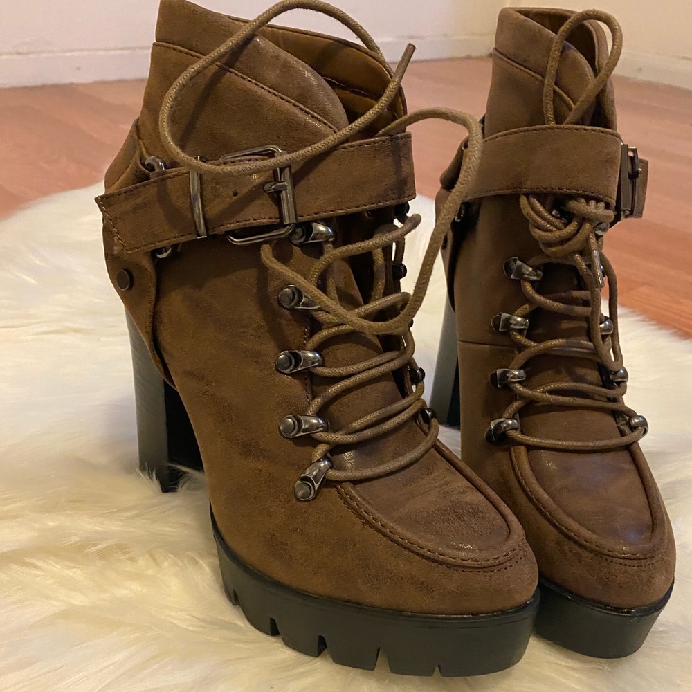 Combat heel boot